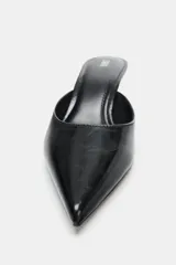 Zapato tipo mule destalonado de cuero negro, con punta fina y tacón kitten de 6 cm.