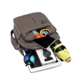 Morral de tela canvas color marrón, con correa regulable, asa de mano, cierre superior, dos bolsillos frontales con cierre, llavero exterior, bolsillos internos y bolsillo trasero con cierre.