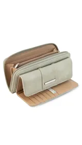 Billetera larga color beige, con solapa y broche a presión. Tiene un compartimento frontal con tarjeteros, visor y bolsillos, y un compartimento posterior con monedero con cierre, tarjeteros y bolsillos. Incluye un bolsillo trasero con cierre.