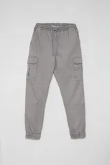 Pantalón cargo jogger color gris, con cintura elástica y múltiples bolsillos laterales.