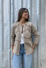 Cárdigan de lana merino color beige con diseño geométrico en tonos marrón y crema, abotonado y de manga larga.