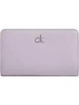 Billetera Calvin Klein modelo Daily Medium, color lila, con logo metálico CK en el frente.
