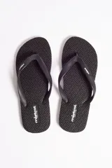 Ojota calada de hombre, con logo en relieve, ideal para días de calor.