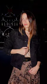 Chaqueta de jeans negra con mangas largas con lentejuelas.