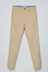 Pantalón chino color beige de corte recto con bolsillos laterales y traseros. Tobillos con dobladillo.