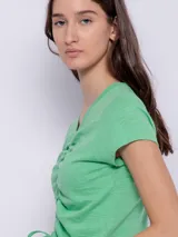 Remera corta de algodón color amarillo, con jareta central para ajustar y manga corta.
