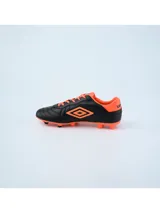 Championes de fútbol Umbro Touch FG, color blanco con detalles en naranja.