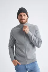 Campera tejida de lana azul marino con cierre completo, cuello levemente elevado y logo bordado.