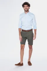 Bermuda de gabardina azul marino, corte recto, con bolsillos laterales y traseros.