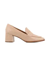 Zapato marrón de cuero con taco cuadrado de madera y detalle de cuero texturizado en la parte delantera.