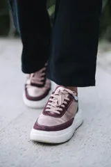 Zapatillas de lona con detalles en eco cuero y eco gamuza, en tonos marrón y burdeos.