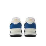 Championes urbanos New Balance modelo U574XR2, de color azul con detalles en blanco y naranja. Confeccionados en gamuza y malla, con logo "N" característico en los laterales y entresuela ENCAP.