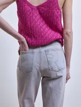 Jeans de corte recto color gris con cierre y bolsillos frontales y traseros.