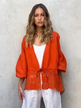 Kimono naranja con mangas 3/4 abullonadas y detalle de crochet en la cintura con lazo de ajuste.