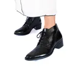 Bota de charol negra con tacón de 5 cm, diseño clásico y elegante.