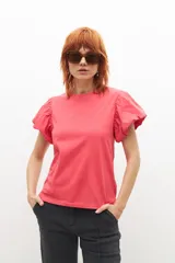 Remera de color fucsia con mangas abullonadas y corte regular.