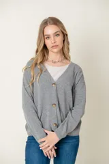 Cardigan celeste de lana con escote en V y botones marrones.