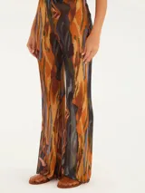 Pantalón de tul estampado con diseño de montañas de colores. De corte fluido y cintura alta.