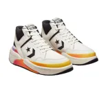 Championes de media caña Converse Weapon CX Mid, color blanco hueso con detalles en negro, amarillo y naranja. Presentan el logo de la estrella en el lateral y suela gruesa con degradado de color.