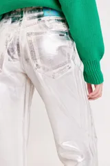 Pantalón de jean de corte wide leg color beige metalizado.