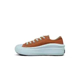 Championes de dama Chuck Taylor con diseño de plataforma en color terracota y suela blanca.