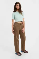 Pantalón marrón de tiro medio, corte recto y estilo utilitario.