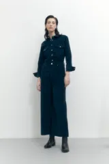 Pantalón de pana azul petróleo, con corte recto y diseño liso.