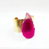 Pulsera ajustable de metal dorado con aplique de piedra ágata en tonos morados.
