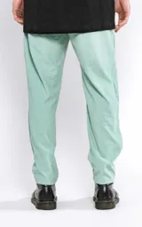 Pantalón recto color verde agua, con calce regular, bolsillos laterales, cintura elástica y cordón ajustable.