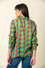 Camisa de corte clásico con estampado geométrico en colores rojo, verde y azul, con cuello y botones frontales.