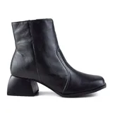 Bota corta de cuero negro, con punta cuadrada y taco geométrico.