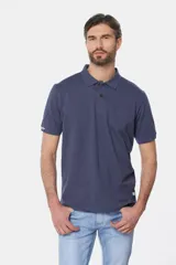 Remera polo piqué lisa color salmón, con cuello en rib y botones personalizados.