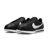 Championes Nike Cortez negros con logo blanco.