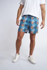 Short de baño con cintura elástica, full estampa en colores turquesa y verde, y tejido ligero de rápido secado.