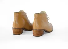 Botas acordonadas color camel con textura simil piel de reptil, taco de madera y punta fina.