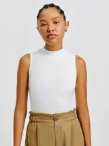 Musculosa blanca de tela acanalada, con cuello alto y sin mangas.
