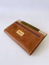 Billetera de cuero en tonos marrón y verde, con sistema de cierre tipo broche y monedero externo.