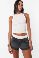 Short de jean negro de tiro medio con detalle de alegoría en bolsillos traseros. Cintura con pasacintos, cartera de cierre y botón metálico personalizado. Dos bolsillos delantero con relojero y remaches y dos bolsillos clásicos traseros. La prenda lleva proceso artesanal de lavado en toda la prenda.