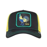 Gorra trucker negra con paneles de malla amarilla y parche bordado con un gallo azul y amarillo sobre un fondo verde.