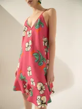 Vestido corto rosa con estampado floral exclusivo, escote en 'V', breteles finos y volado en el ruedo.