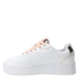 Zapatillas blancas con detalles florales en el talón y suela elevada.