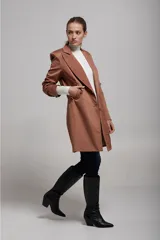 Saco blazer color beige con solapas de muesca, cierre frontal con dos botones, bolsillos laterales con solapa y corte recto.