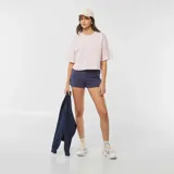 Short deportivo azul marino de corte clásico.
