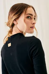 Polera negra de algodón y elastano, con cuello alto y mangas largas, corte ajustado al cuerpo.