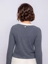 Top de manga larga escotado con botones forrados, fabricado en material liviano, ideal para media estación.
