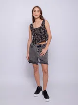 Top de tirantes con estampado floral en tonos lilas y verdes, con detalle de volantes.