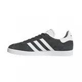 Championes Adidas Gazelle color gris con las tres tiras laterales blancas y detalles dorados.