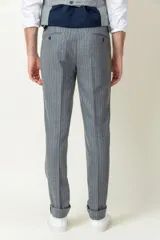 Pantalón de vestir gris con finas rayas verticales, corte slim fit y detalle de hebilla en la cintura.