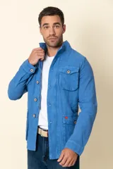 Cazadora blanca de lino con cuello camisero, cierre con botones, cuatro bolsillos frontales con solapa y corte entallado.