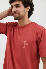 Remera verde de algodón, de corte recto y manga corta.